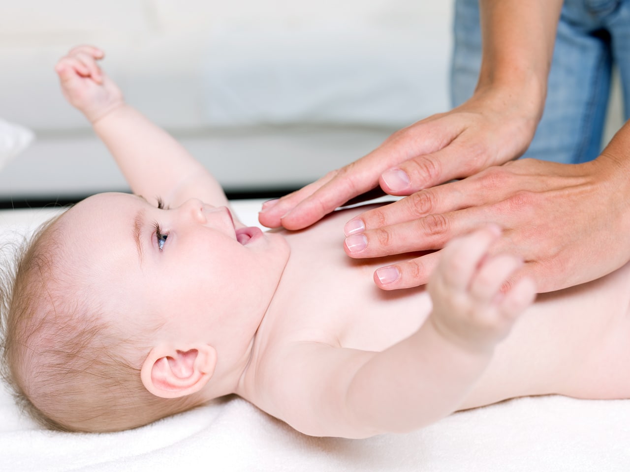 Image d'une scéance de massage bébé